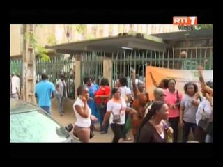 Des assistants sociaux manifestent devant la fonction publique pour exiger leur intégration