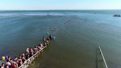 Quase 2.000 pessoas flutuam e batem recorde na Argentina