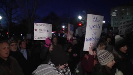 Demokrat Vekiller Trump'ın Vize Yasağını Protesto Etti