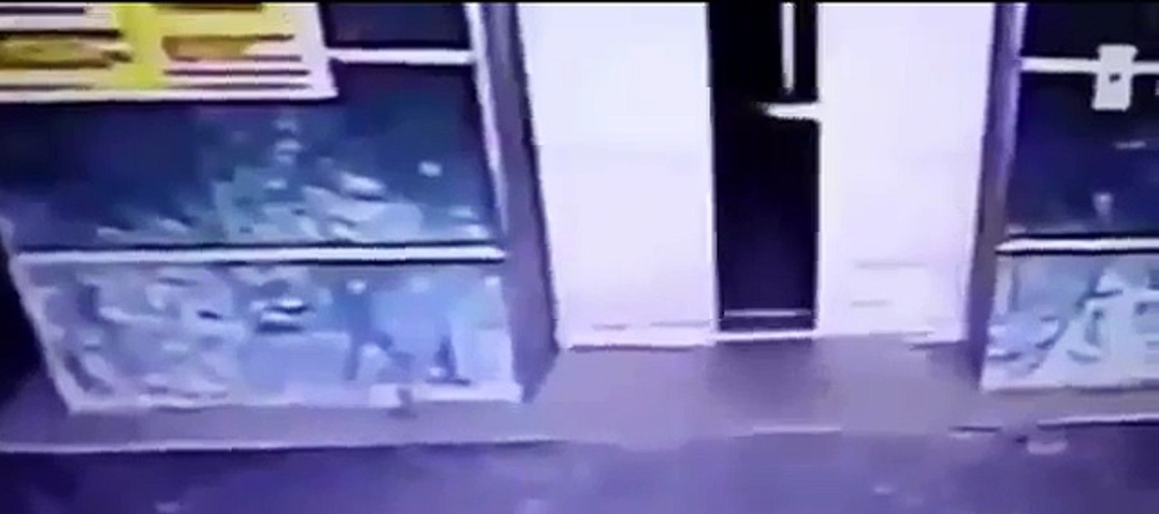 Vídeo mostra mãe chutando a própria filha para evitar esmagamento -