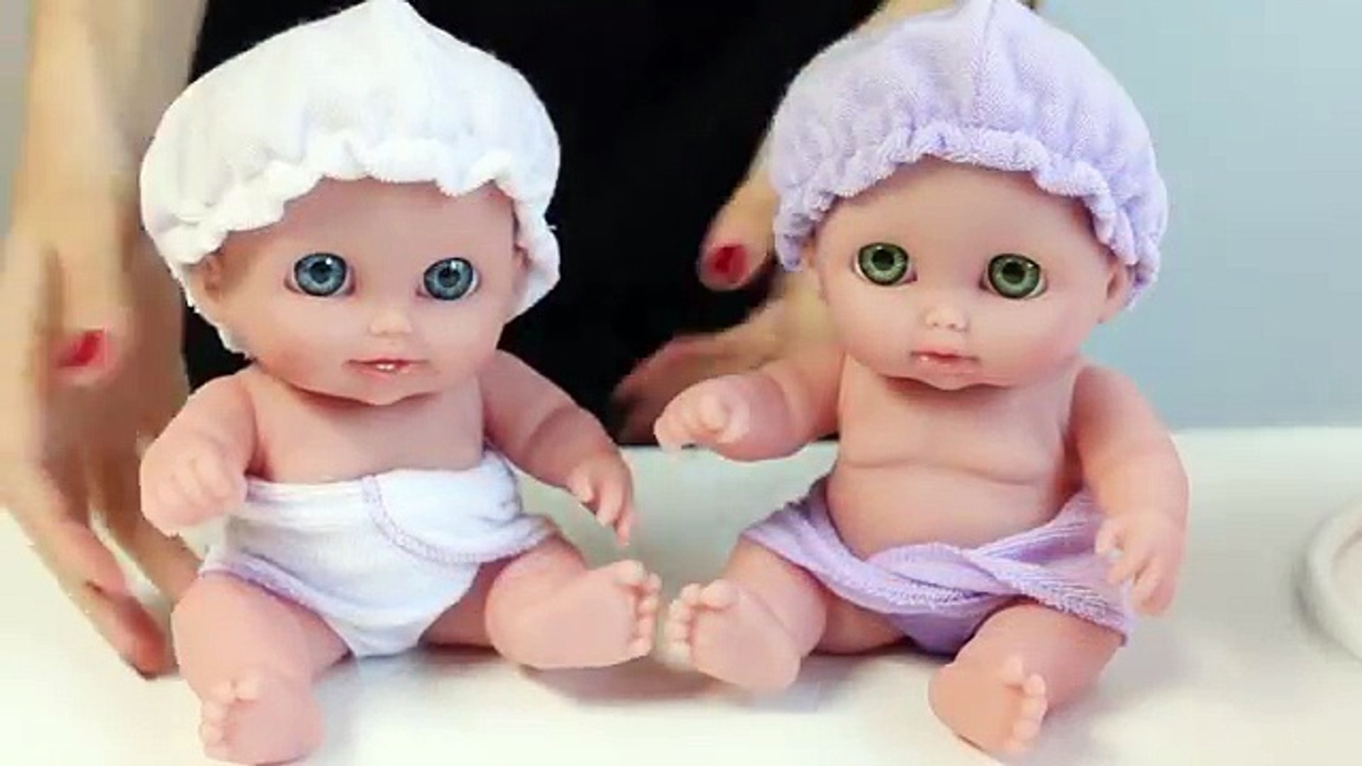 ⁣Twin Baby Dolls Bathtime Lil Cutesies Babies Bathtube w/ Shower How to Bath a Baby Doll Toy Videos