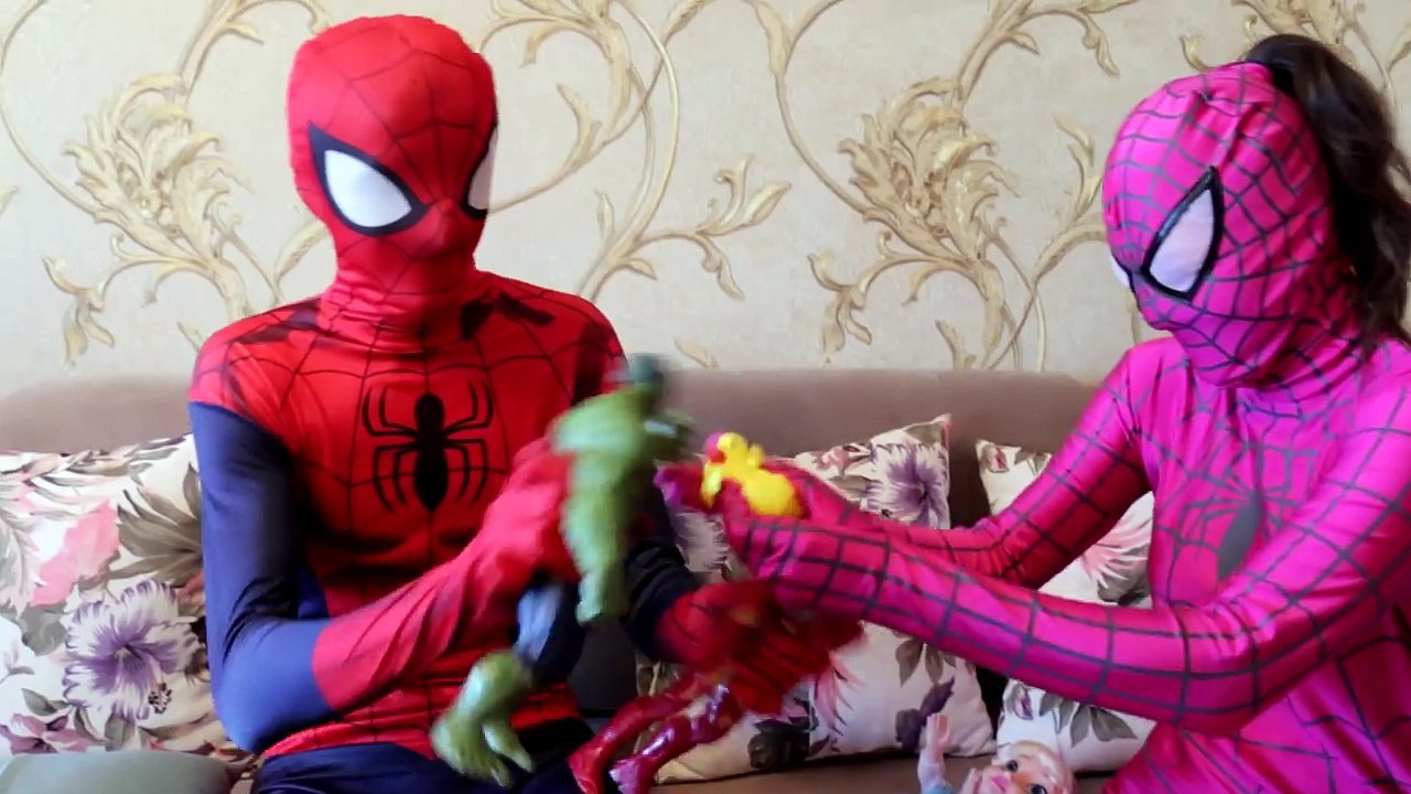 Vampire vs Frozen Elsa & Spiderman w/ Superman Maleficent Joker Pink Spidergirl! Superhero Fun Video