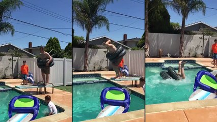 Il essaye de sauter d'un plongeoir avec deux bouées