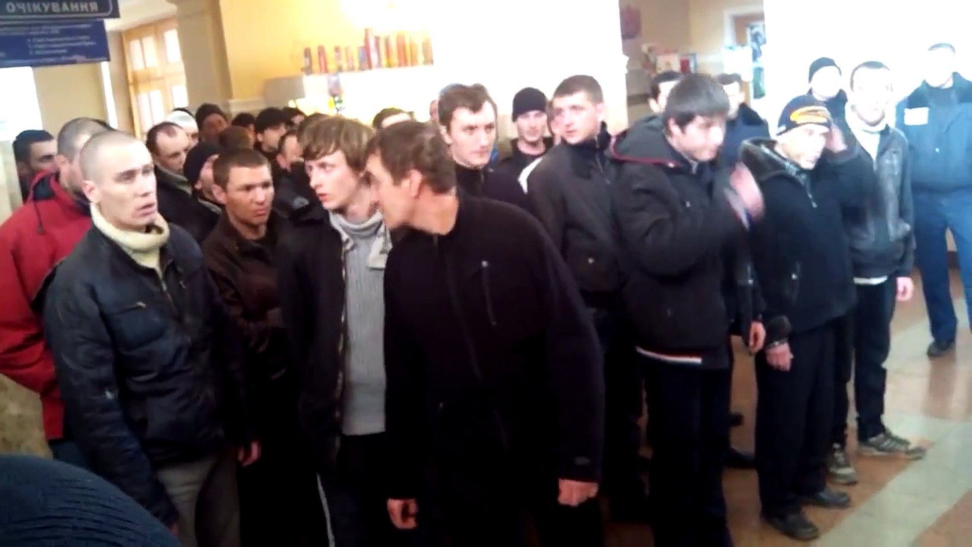 Тітушки співають гімн України