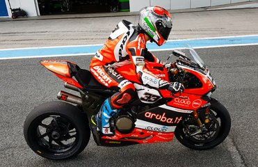 Turn the volume up! Marco Melandri makes a BIG noise as he practices his Ducati Panigale R starts