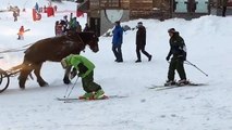 Un skieur complètement ivre ne parvient pas a chausser ses skis et tombe plusieurs fois.