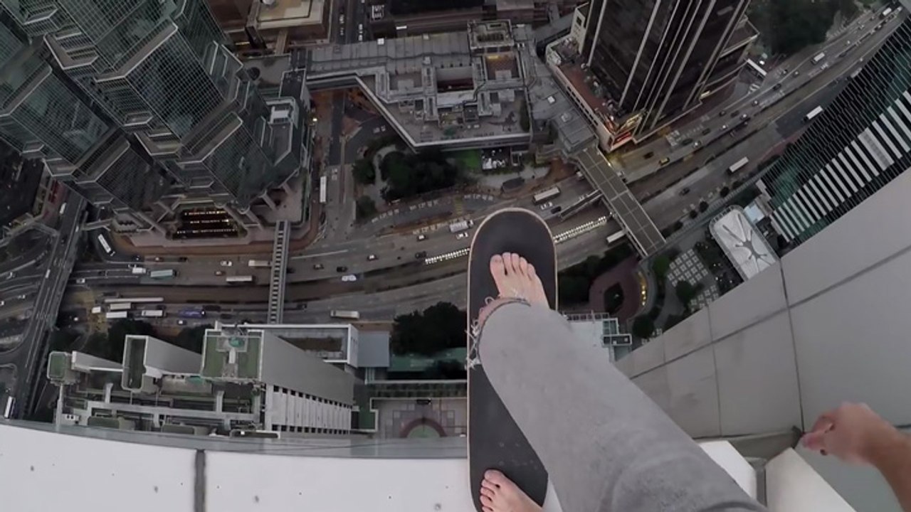 Oleg Cricket s'amuse avec son skate en haut d'un building de Hong-Kong