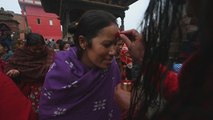 Mujeres nepalíes toman baños colectivos para limpiar sus pecados