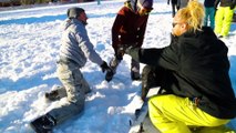 Détourner l'utilisation d'une pelleteuse pour s'amuser avec des skis et des bouées.