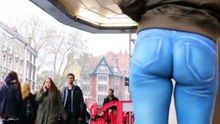Kelly Klein arpente les rues de Londres sans jeans (Bodypainting)