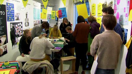 UK artists build network to fight hard Brexit | DW News