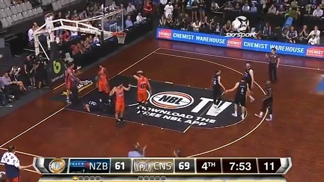 CHOC : L'oeil de ce basketteur sort de son orbite pendant le match
