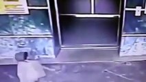 Une maman donne un coup de pied à sa fille pour l'empêcher d'être écrasée par les portes d'un ascenseur