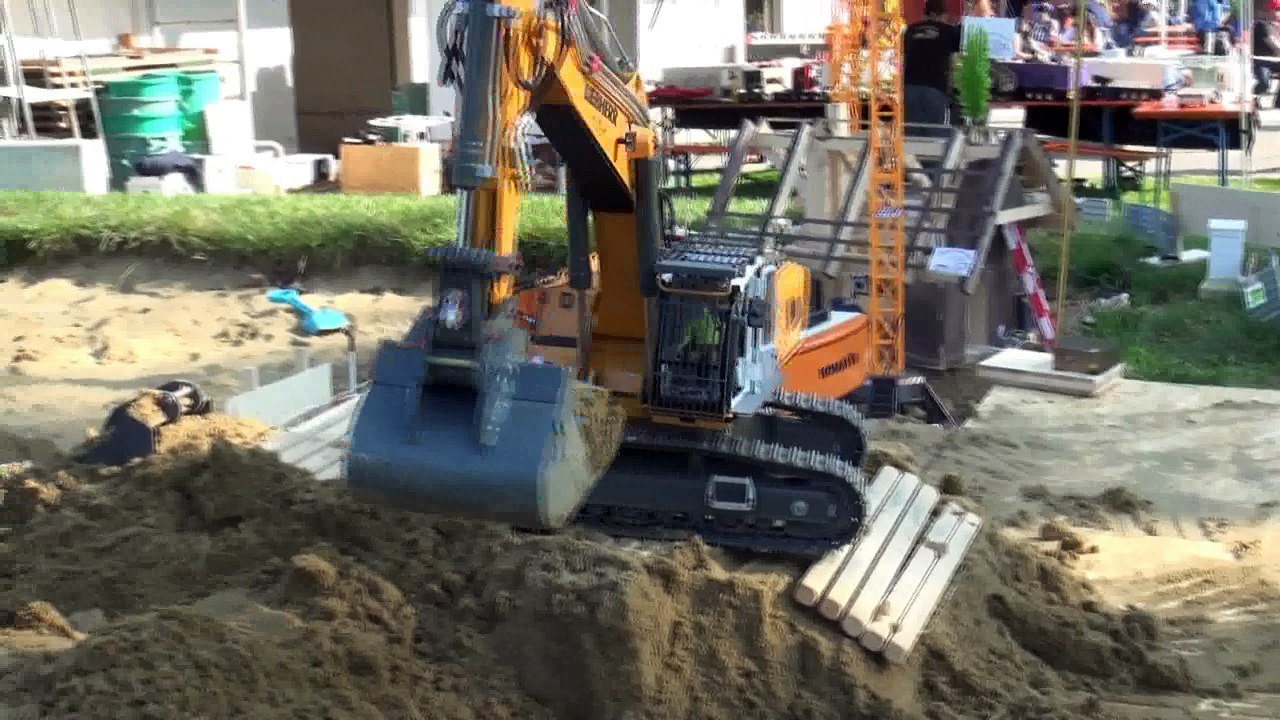 LIEBHERR DIGGER DOZER HEAVY MACHINES