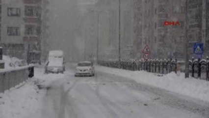 Rize'de Yoğun Kar Yağışı Etkili Oluyor