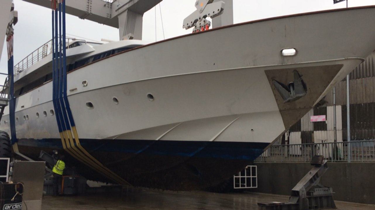 Un yacht de 32 mètres débarque au port