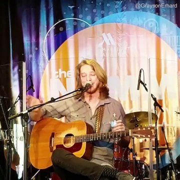 Cet amateur joue une chanson de Stevie Wonder, mais qu’elle ne fût sa surprise .….