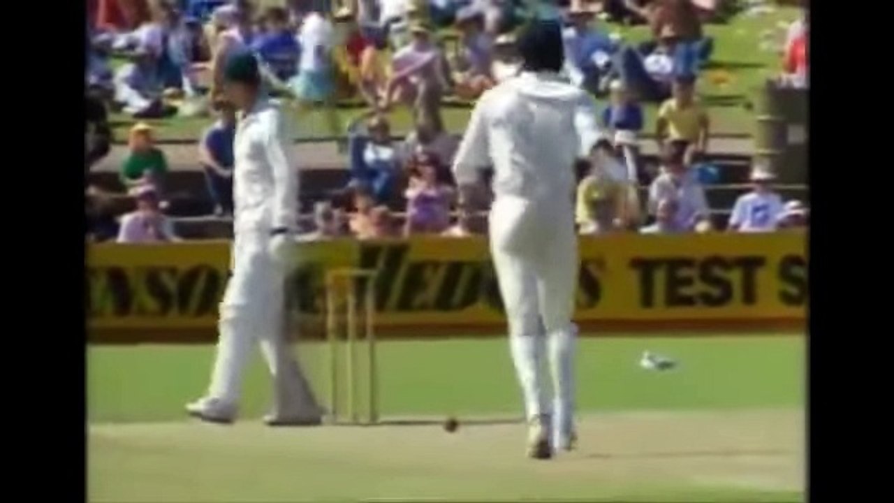 TOP 10 INSANE SWINGING YORKERS BOWLED BY WASIM AKRAM DOUBLE SWINGS - YouTube