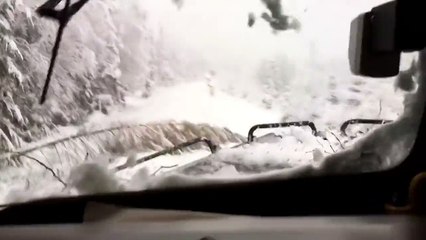 Ce train circule sur une voie remplie d'obstacles après une grosse tempête de neige