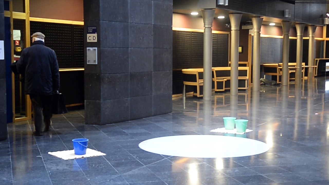 Des seaux suite aux fuites d'eau au plafond des...