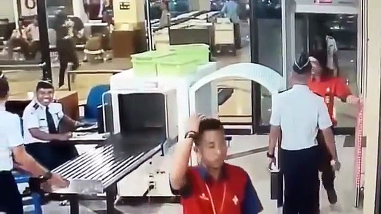 Un pilote ivre parvient à passer le contrôle de sécurité et à prendre les commandes de l'avion.