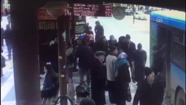 Otomobil Otobüs Durağında Yayalara Çarptı: 1 Ölü - Kaza Anı Güvenlik Kamerasında