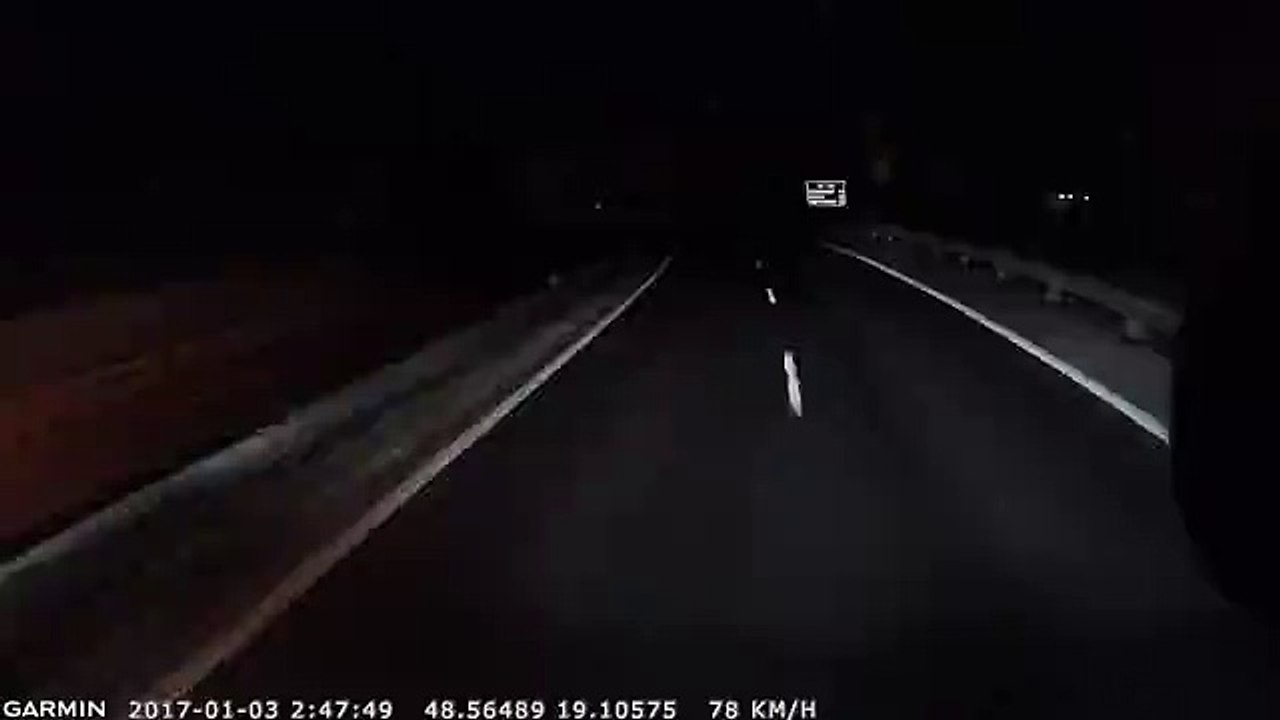 En pleine nuit, ce camion manque d'écraser un homme qui surgit de n'importe où...