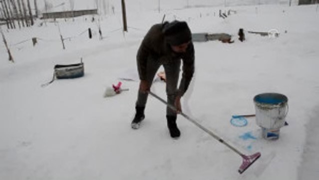 Aylan Bebek Ile Ümran'ın Kardan Heykelini Yaptı