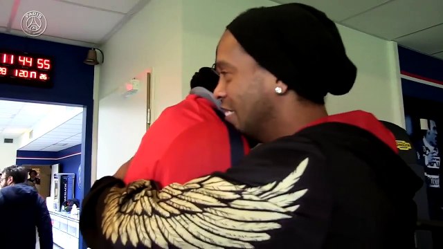 Em visita ao PSG, Ronaldinho encanta jogadores e ouve que é 'cara para decidir a Champions'