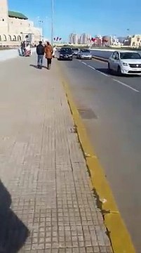 سيد القائد يخرج من سيارة الدولة باش يتم حجز كروسة مول الذرة لي هية لقمة العيش دي