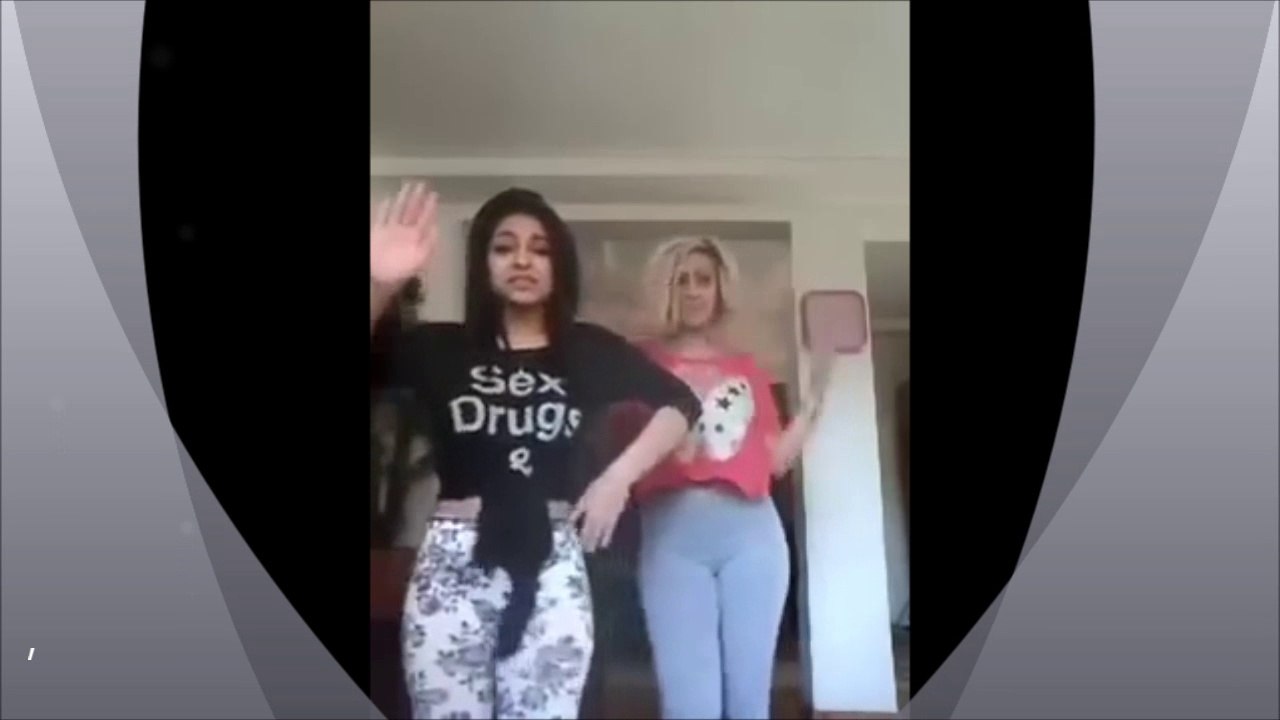Evde dellenmiş iki neşeli kız
