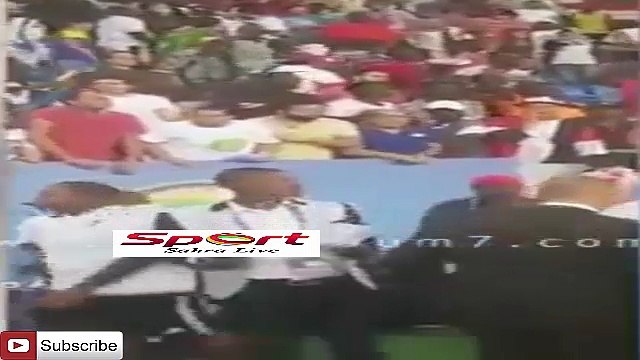 شاهد مدرب المغرب ينحنى لحارس مرمى المصري عصام الحضرى ويقدم له التحية (مدرب كبير يستاهلو المغاربة)