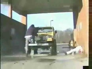 Su Hortumundan Dayak Yiyen Gençler