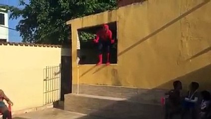 Homem Aranha Cai Do Telhado