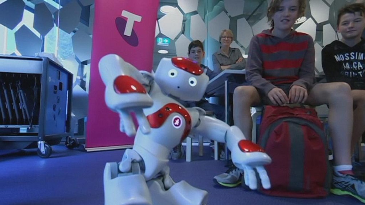 Neue Lernmittel im Klassenraum: Roboter und VR-Brille