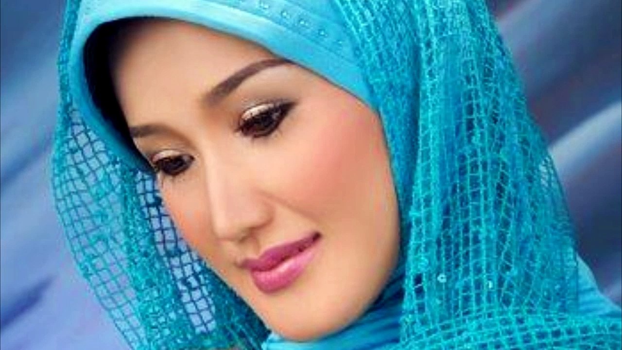Evie Tamala Cinta Parabola