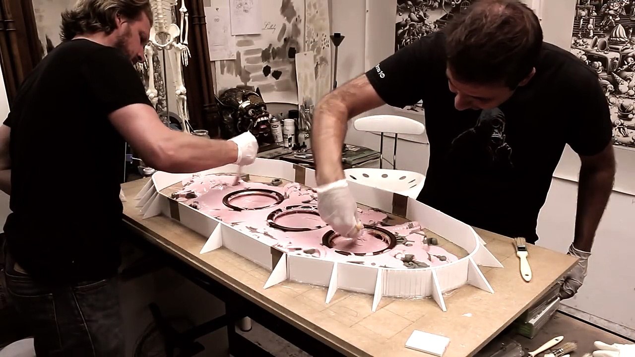 Cet homme fait 3 fantastiques dessins, seulement  la réalisation de son cadre reste époustouflante