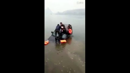 Cet homme obligé de balancer son bébé à des passants car il est pris au piège dans les inondations