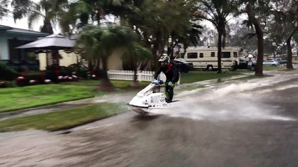 Un homme fait du jet-ski sur une route inondée !