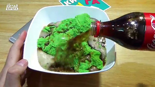 СМЕШИВАЕМ КОКА КОЛА И КИНЕТИЧЕСКИЙ ПЕСОК ! ШОК, ЖЕСТЬ, НЕВЕРОЯТНО !