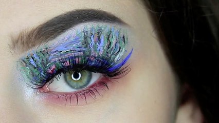 Makeup Enthusiast Creates Well-Known Masterpiece On Her Eyelids