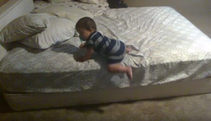 Bebê Desenvolve um Mecânismo para poder Descer da Cama sem se Machucar