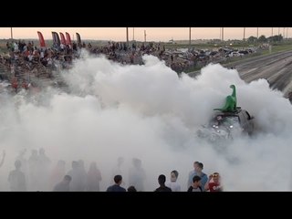 Honda Minivan Smokes Out Crowd With HUGE Burnout!