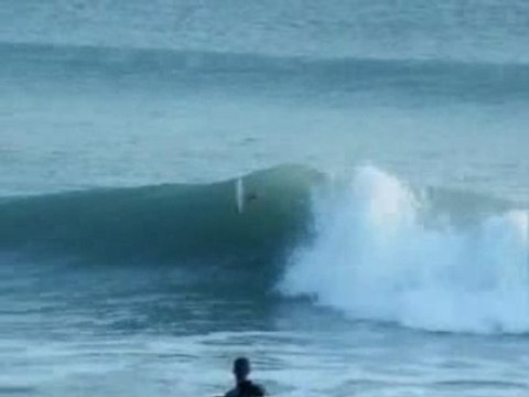 Le surfEr maské sur vague Géante!!! lol