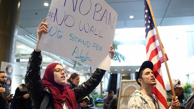 Опрос: сторонников у иммиграционного указа Трампа всё же больше