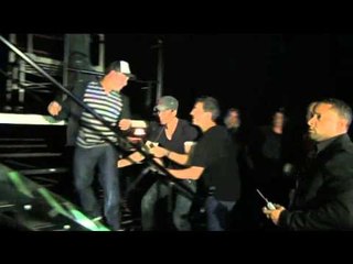 ¡Fan manosea a Enrique Iglesias!