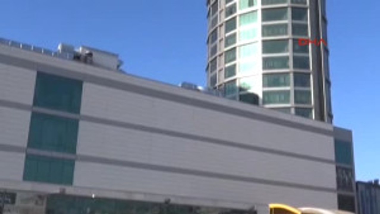 Aksaray'da Alışveriş Merkezinin Çöken Asma Tavanı Paniğe Neden Oldu