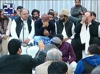 Wahab Riaz walid kie rasm e qul per NAAT parhte howe rone lagay. sunain khubsurat naat