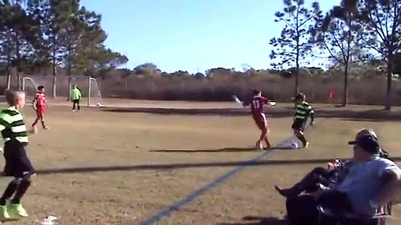 Cette arbitre vire le papa d'un joueur de foot du bord de touche