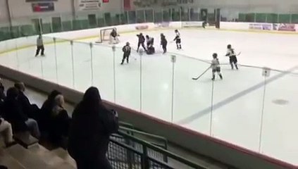 Ce père s'énèrve au Hockey et explose une vitre de protection en plein match